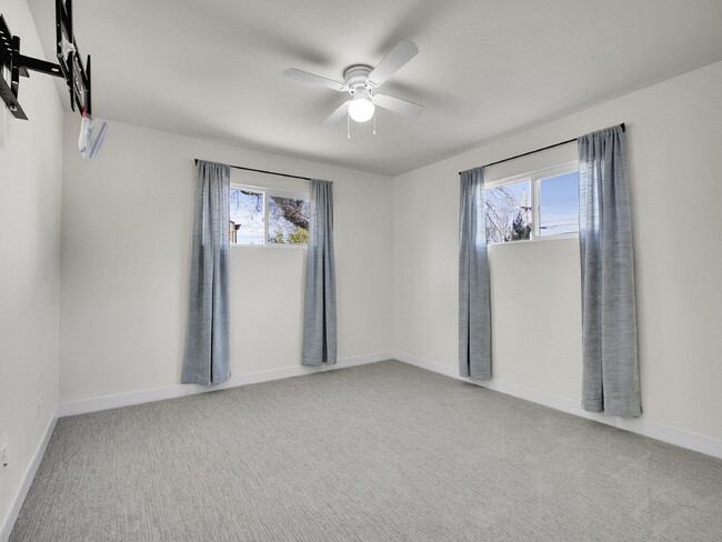 Building Photo - $2,340.95 - $300 OFF - First 2 Months'Rent - 3 Bedrooms, 1.5 Bathrooms, Single Family Home in Aur...