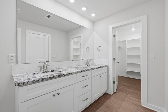 Building Photo - 1313 Valley Dr