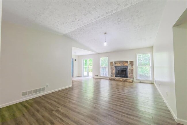 Building Photo - 2100 Whitebluff Way