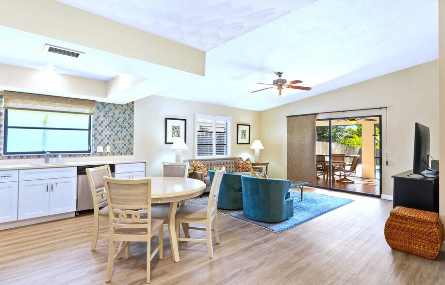 Building Photo - 663 106th Ave N