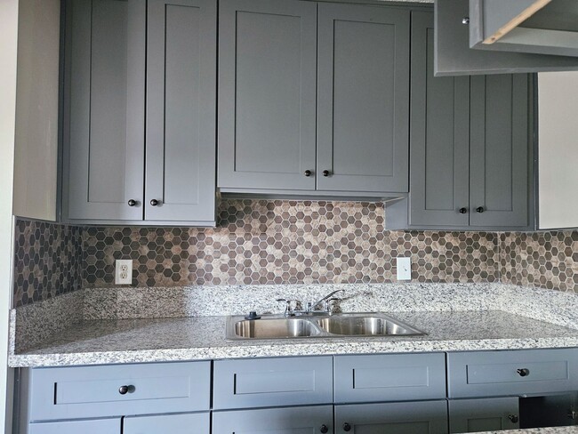 Building Photo - Nicely updated 1bd/1ba, move in ready!!