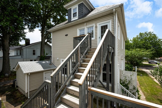Building Photo - 220 E Randall Ave