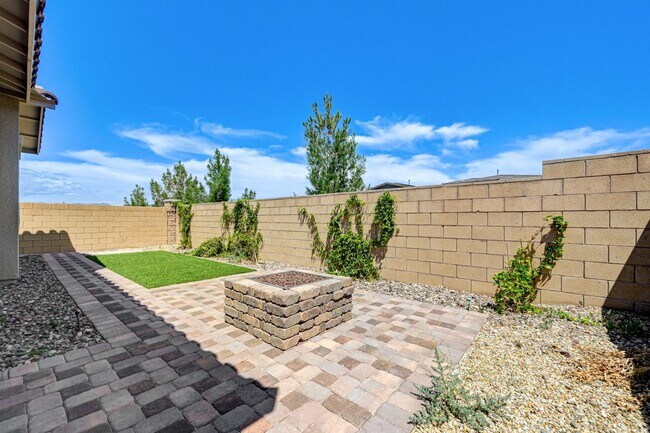 Building Photo - COMFY and NEW 3 Bedroom Home in Skye Canyon!