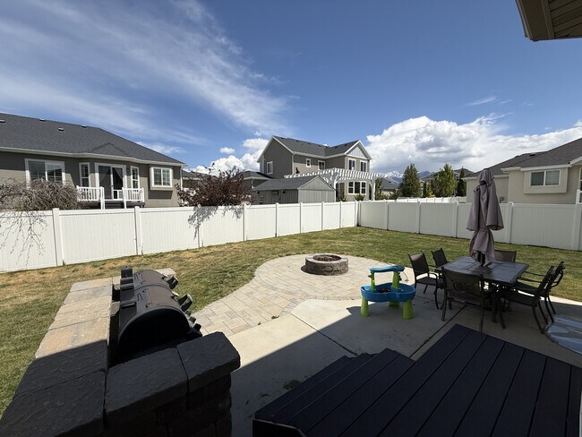 Building Photo - 744 W Ridgeline Dr