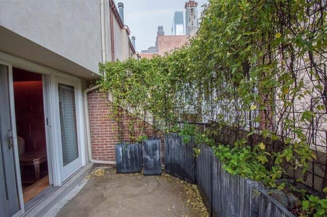 Building Photo - 2044 Appletree St