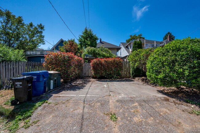 Building Photo - Charming & Spacious 4-Square 3 BR/1.75 BA ...