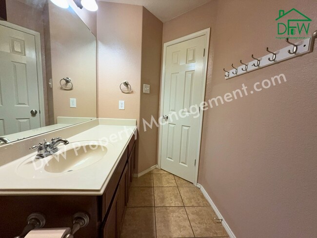 Building Photo - Elegant and Spacious 5-Bedroom Home for Lease in Fort Worth