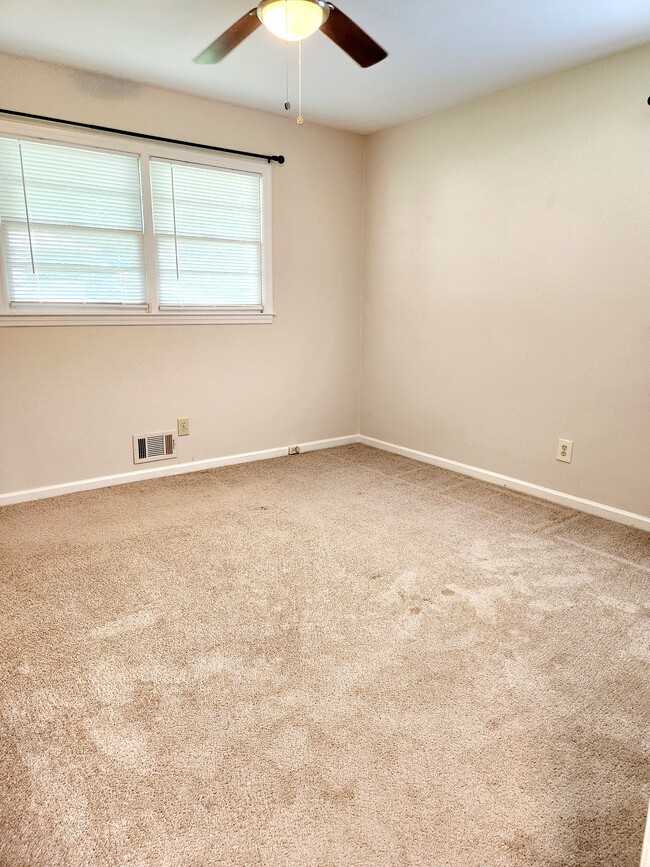 Building Photo - 1482 Wesley Dr
