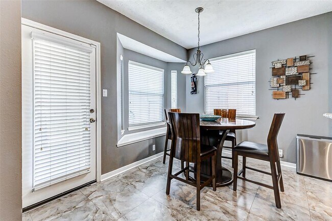 Building Photo - 2208 Breezeway Bend Dr