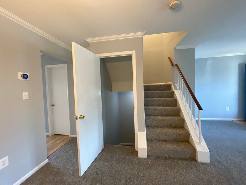 Building Photo - 6802 Cottingham Ln