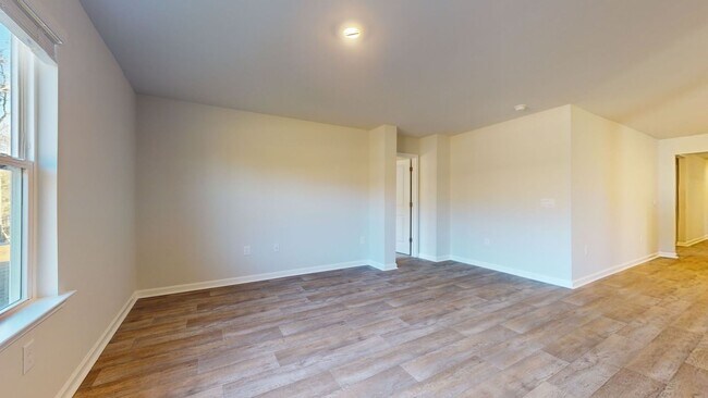 Building Photo - 4 bedroom Home in WATERSIDE!