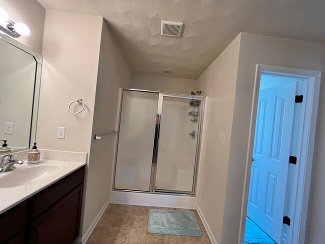 Building Photo - 3 bedroom home in sought after Whitaker Pl...