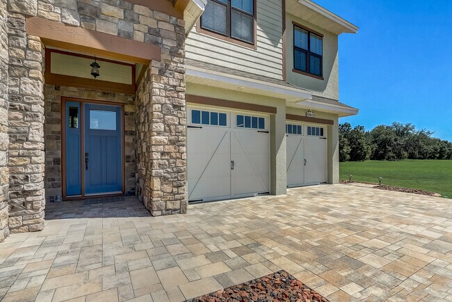 Building Photo - 10613 White Oak Dr
