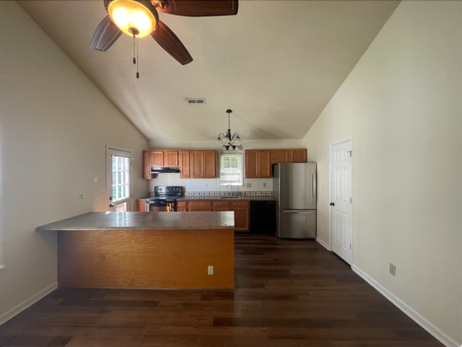 Building Photo - Recently Renovated!!Beautiful 3BR home.