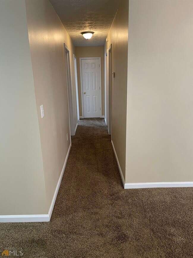 Building Photo - 100 Oak Hill Dr