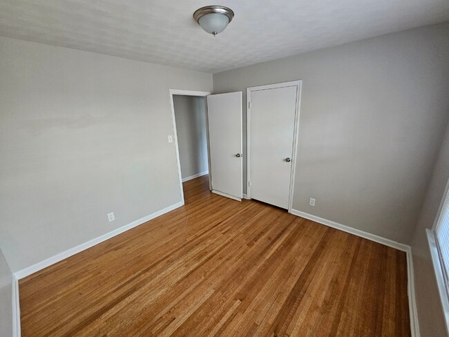 Building Photo - Massive 4BR/3BA Memphis Rental | Brick Fireplace & Built-Ins | Fenced Yard!