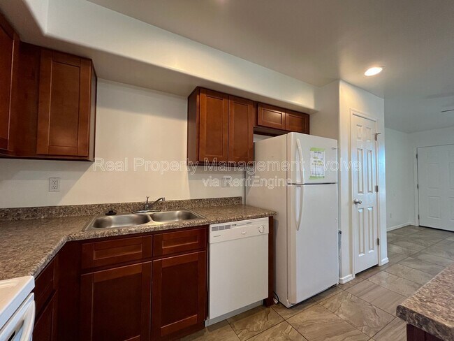 Building Photo - 10402 N 9th Ave