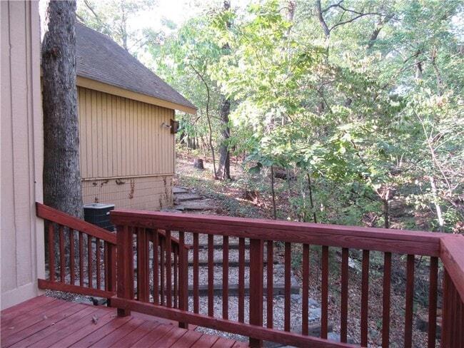 Building Photo - 2907 Summit Dr
