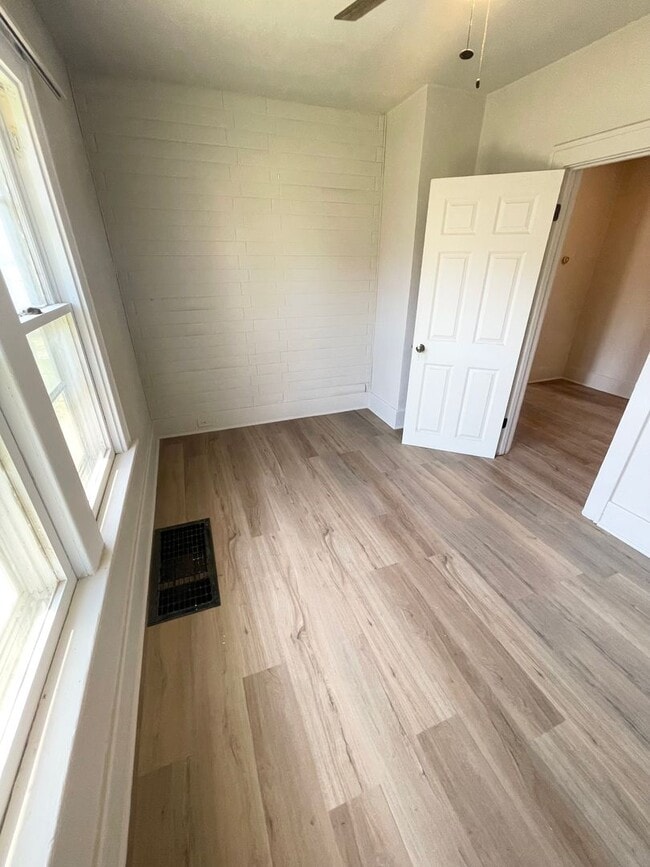 Building Photo - One bedroom one bathroom house for rent!