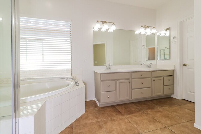 Building Photo - 5303 W Fawn Dr