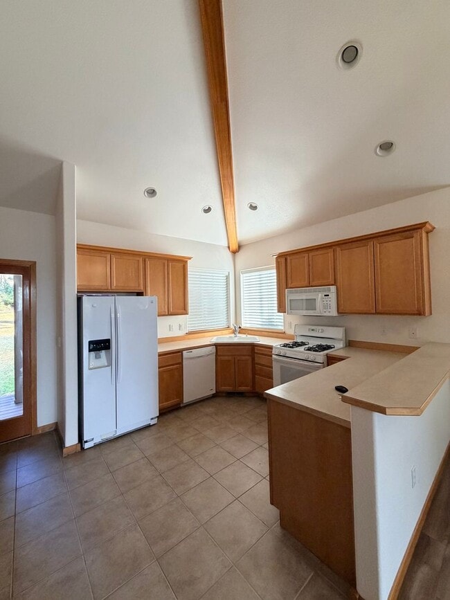 Building Photo - Spacious 3-Bed Home with Private Baths, Owners are offering a 10%discount to military families