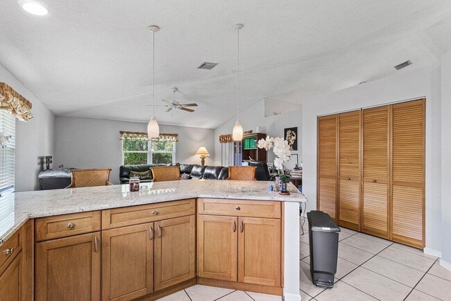 Building Photo - 7600 Cocoanut Dr