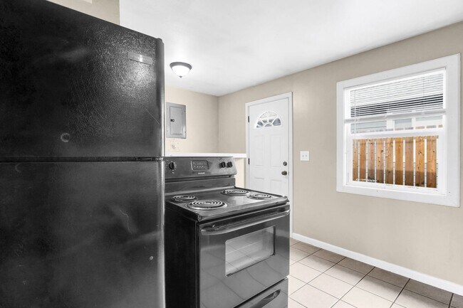 Building Photo - 1131/1133 W Ivy Ave