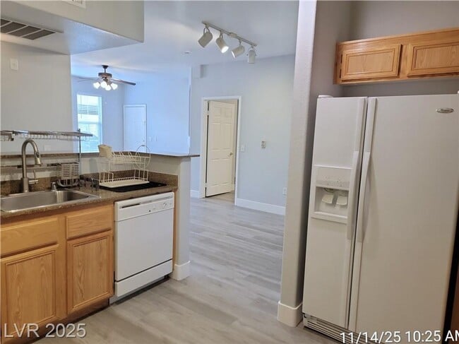 Building Photo - SOUTHWEST GATED 2-BED, 2-BATH FIRST-FLOOR ...