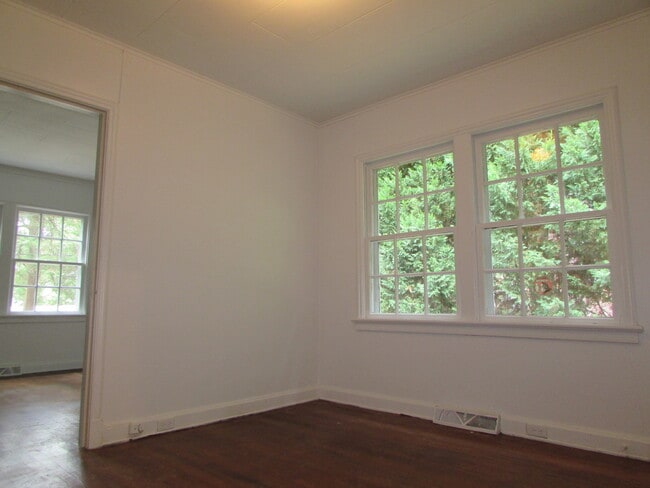 Building Photo - Delightful 2 Bed/1 Bath Duplex Apt - All B...