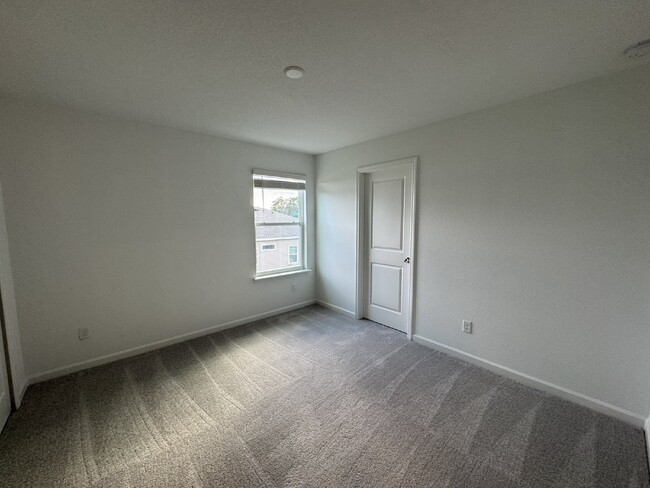 Building Photo - Brand New!! Mill Creek Townhome