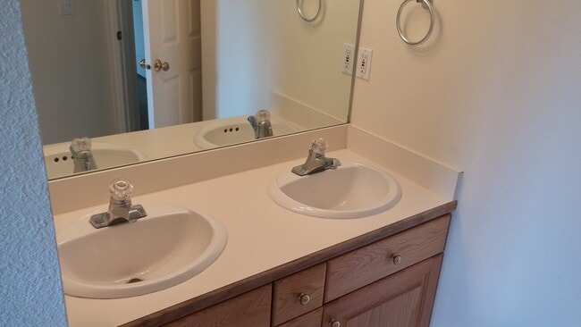 Building Photo - Stylish 3 bed 2.5 bath town home in Provo