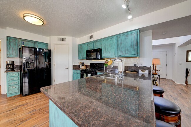 Building Photo - Fully Furnished 3-Bedroom Home Near Petroglyph Monument