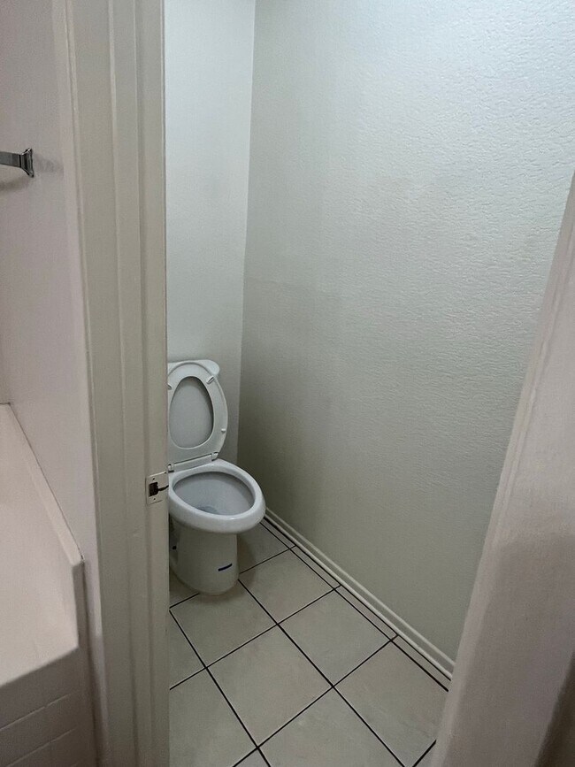 Building Photo - 3 bedroom 2 bath home with large yard available in Adelanto!