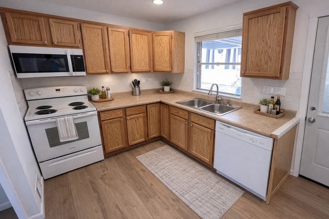 Building Photo - 206 W 7th St