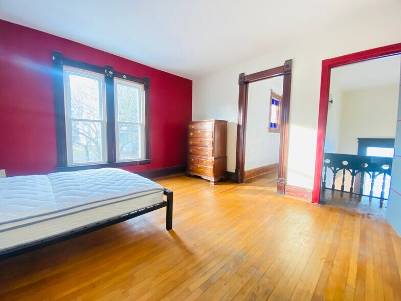 Building Photo - 1337 Madison St