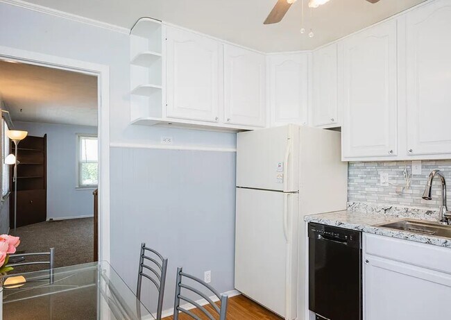 Building Photo - Spacious 4BR Family Home on Court Way | 1,875 Sq Ft | $2,593/mo