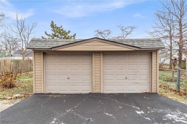 Building Photo - 25731 Farringdon Ave