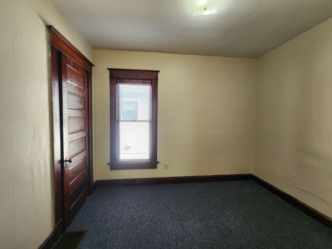 Building Photo - 3 Bedroom House w/Detached Garage!!!