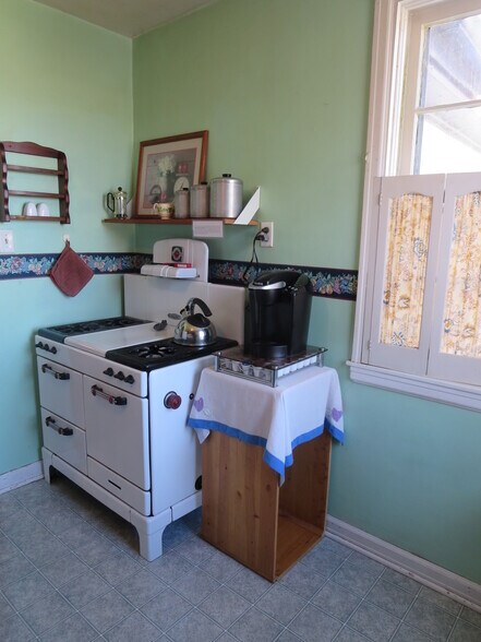 Kitchen. - 22 McGrath St