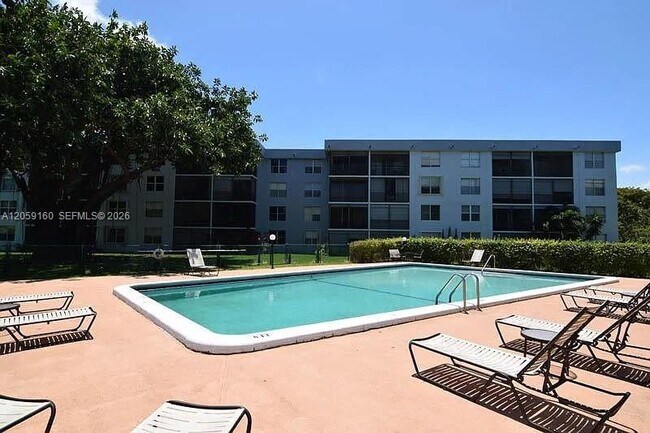 Building Photo - 120 Royal Pk Dr
