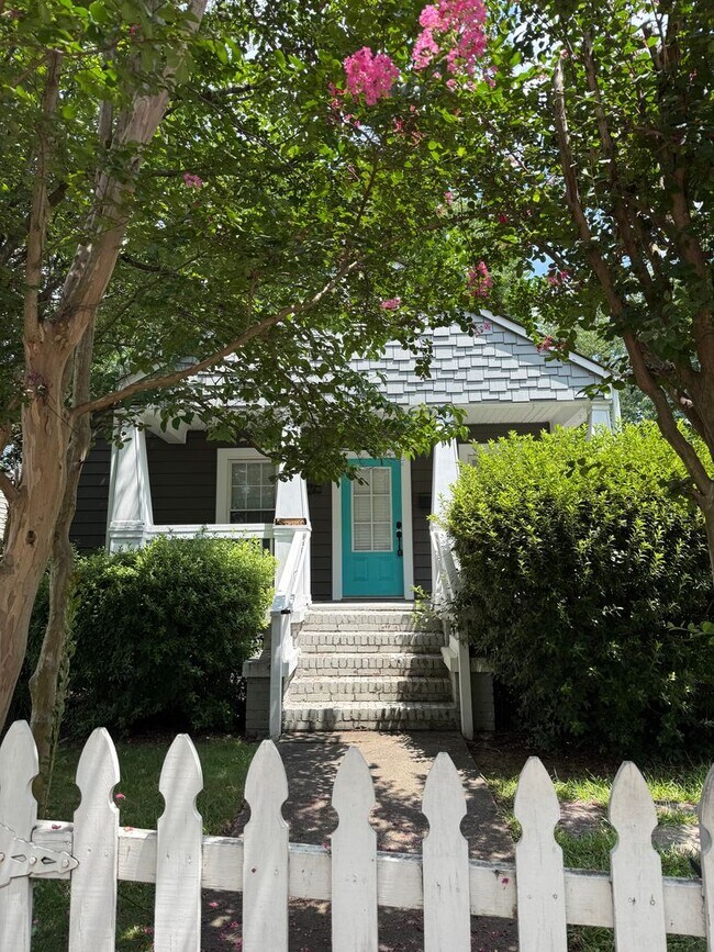 Building Photo - Bungalow in Charlotte with 2 bedrooms, 2 baths