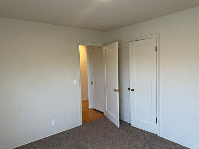 Building Photo - Large 4 bedroom 2 bath house in a great ne...