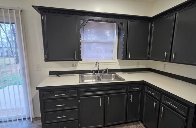 Building Photo - 3 bedroom 1 bath