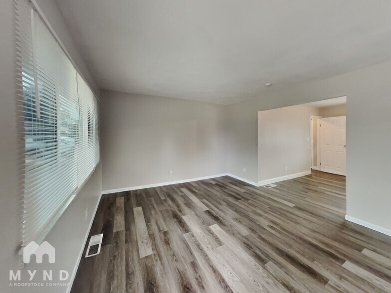 Building Photo - 654 Hillsdale Dr