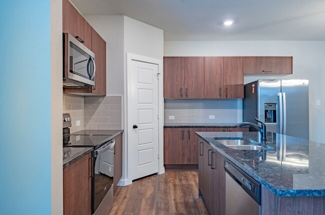 Building Photo - AVAILABLE NOW! GORGEOUS 2 BEDROOM FOUR PLE...