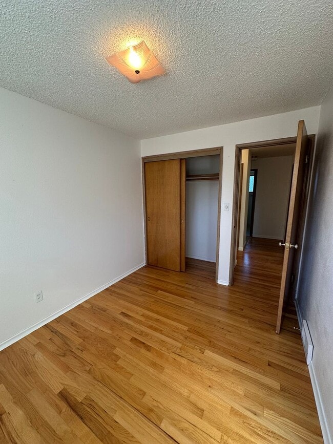 Building Photo - 3 Bedroom 1 bathroom home in Mukilteo