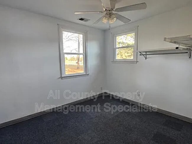 Building Photo - 1301 Pineview Dr