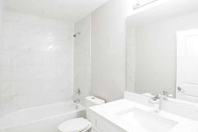 Building Photo - Brand New Duplex 2024 3 beds 2 baths with ...