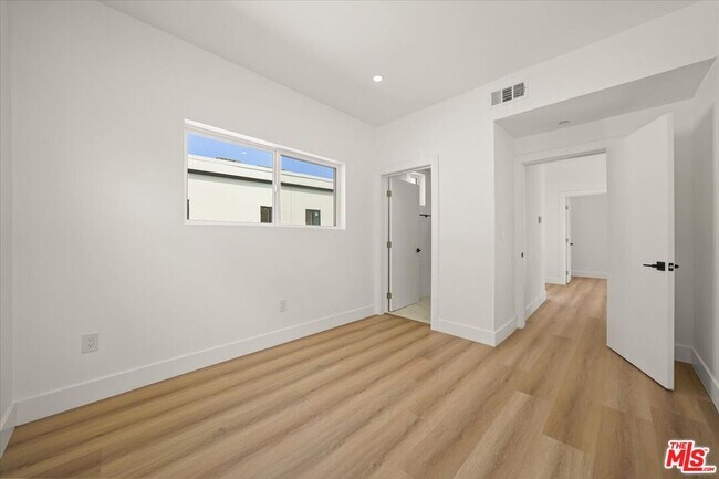 Building Photo - 914 N Hudson Ave