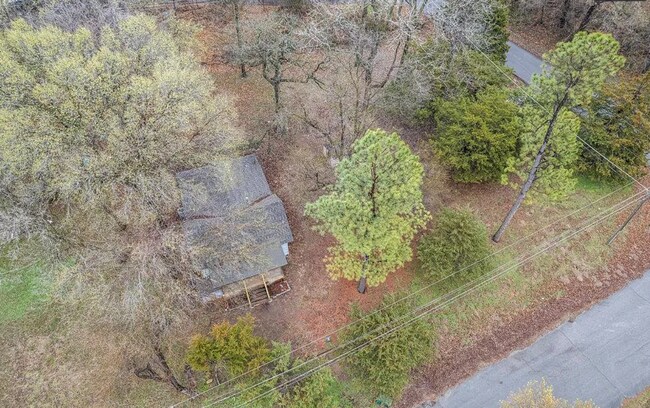 Building Photo - Charming 2 Bedroom Home on a Large Private Lot!